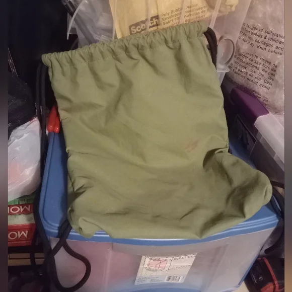 GREEN NIKE DRAWSTRING BAG AND NIKE TRACK AND FIELD SHOEBAG - Picture 2 of 14